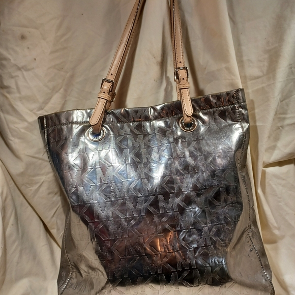 Michael kors tote - Picture 7 of 9